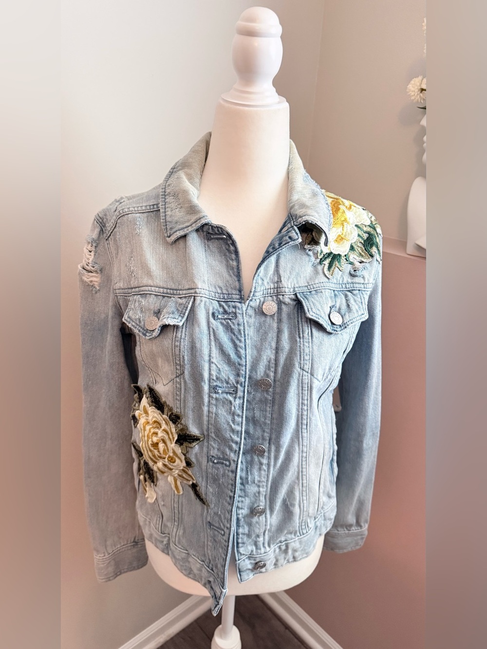 Express Women’s Small 100% Cotton Light Blue Denim Floral Embroidered Jacket - Picture 1 of 9